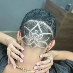 Flor de lótus desenhada na navalha na nuca, sobre cabelo preso.