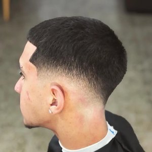 Vista de trás de um corte low fade, com a nuca raspada em degradê.