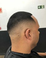 Nuca com corte baixo navalhado e degradê, vista de trás.