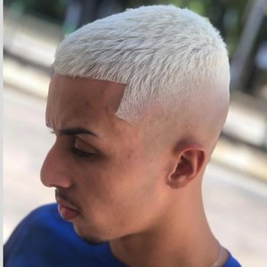 Nuca de cabelo descolorido platinado com degradê e risco na lateral.
